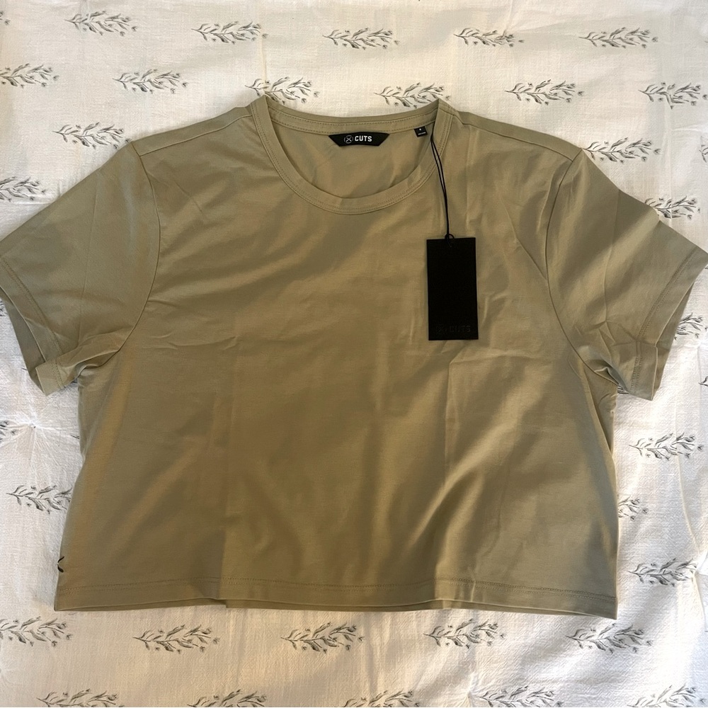 NWT Cuts Almost Friday Cropped Tee - Picture 4 of 9
